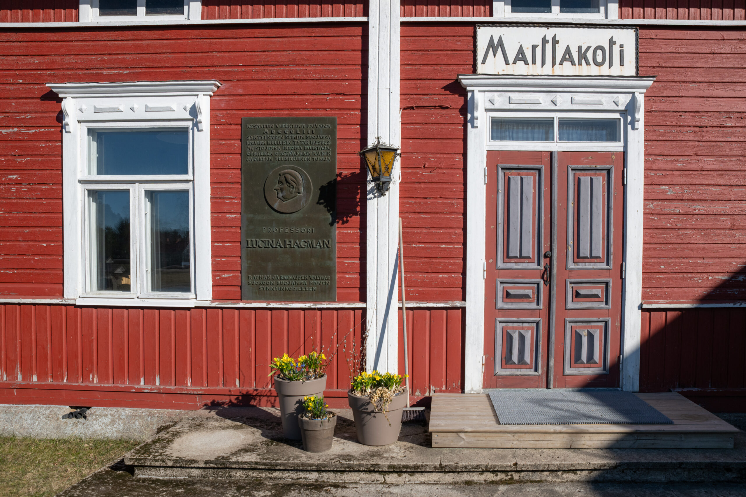 Kuvassa Marttakodin sisäänkäynti. Rakennus on vanha punainen pohjalaistalo Kälviällä.